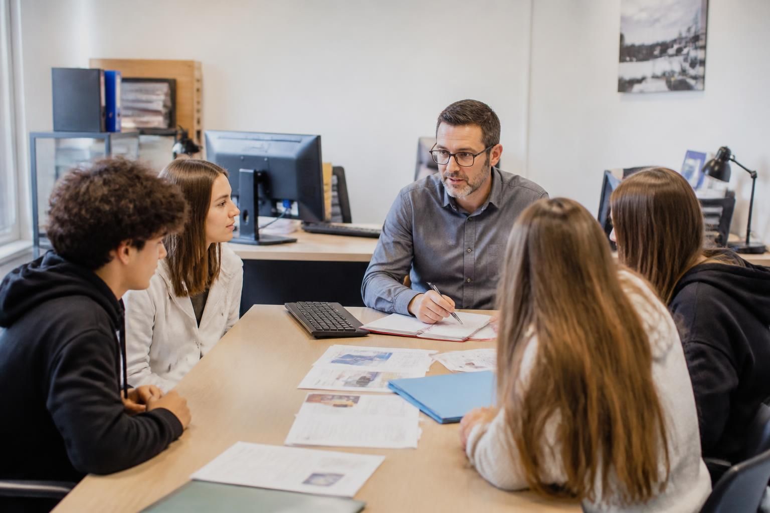 découvrez notre guide complet pour devenir conseiller d’orientation : étapes clés, formations recommandées et conseils pratiques pour réussir votre carrière.