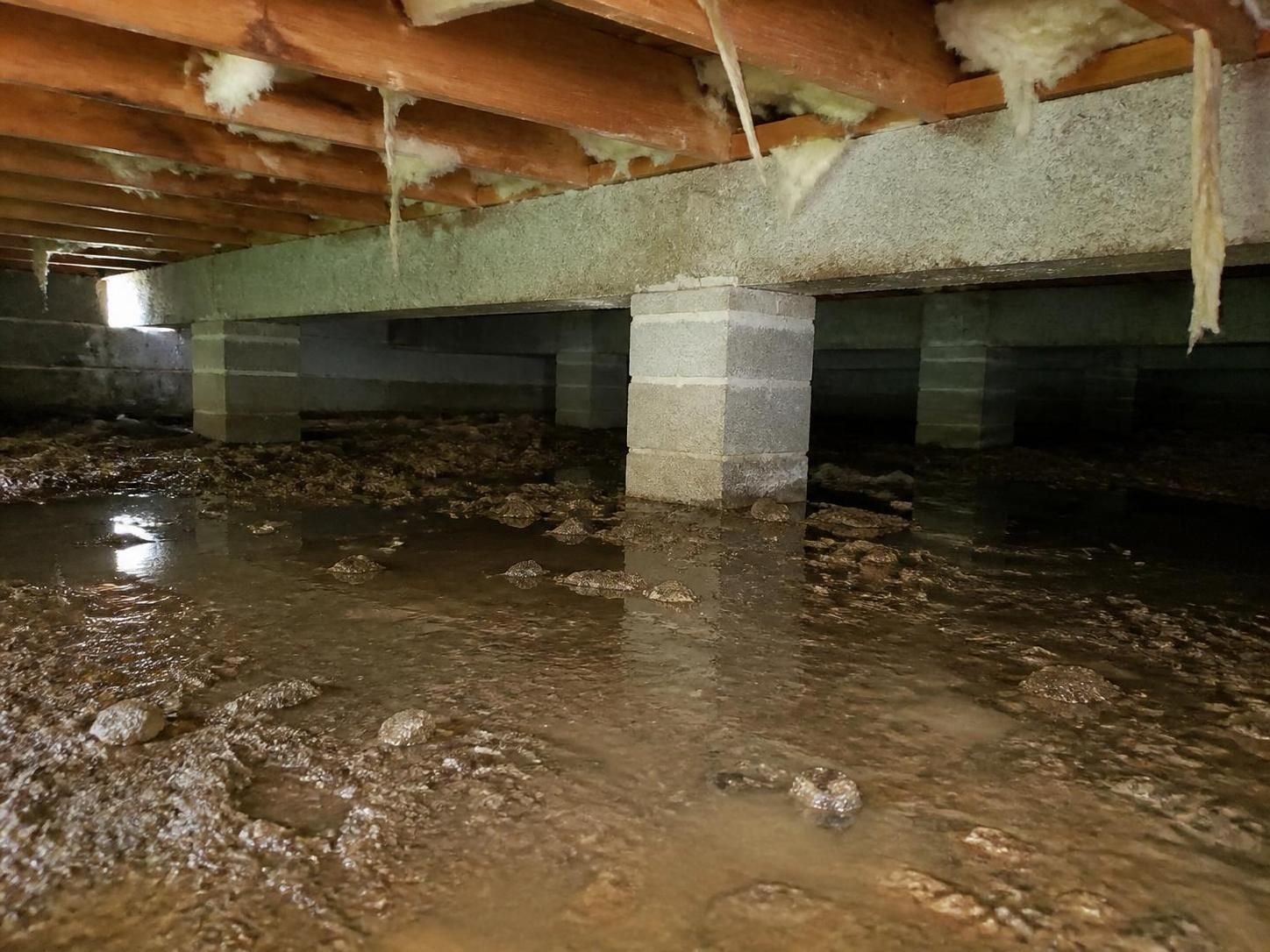 découvrez comment identifier les causes de la présence d'eau dans le vide sanitaire sur terrain argileux et les solutions efficaces pour prévenir l'humidité et protéger votre maison.