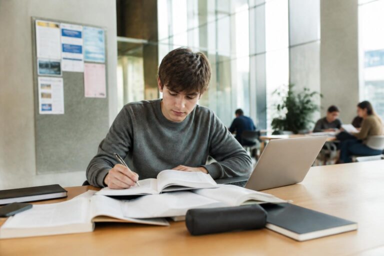 découvrez les différentes options pour intégrer une licence sans avoir un bts, les parcours alternatifs et conseils pour réussir votre inscription universitaire.