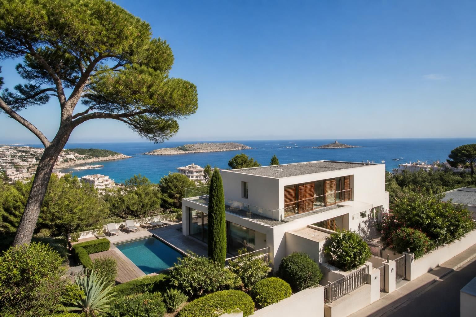 explorez l'immobilier à marseille en découvrant les quartiers prestigieux tels que roucas-blanc, carré d'or et vieille chapelle, parfaits pour investir ou vivre dans un cadre d'exception.