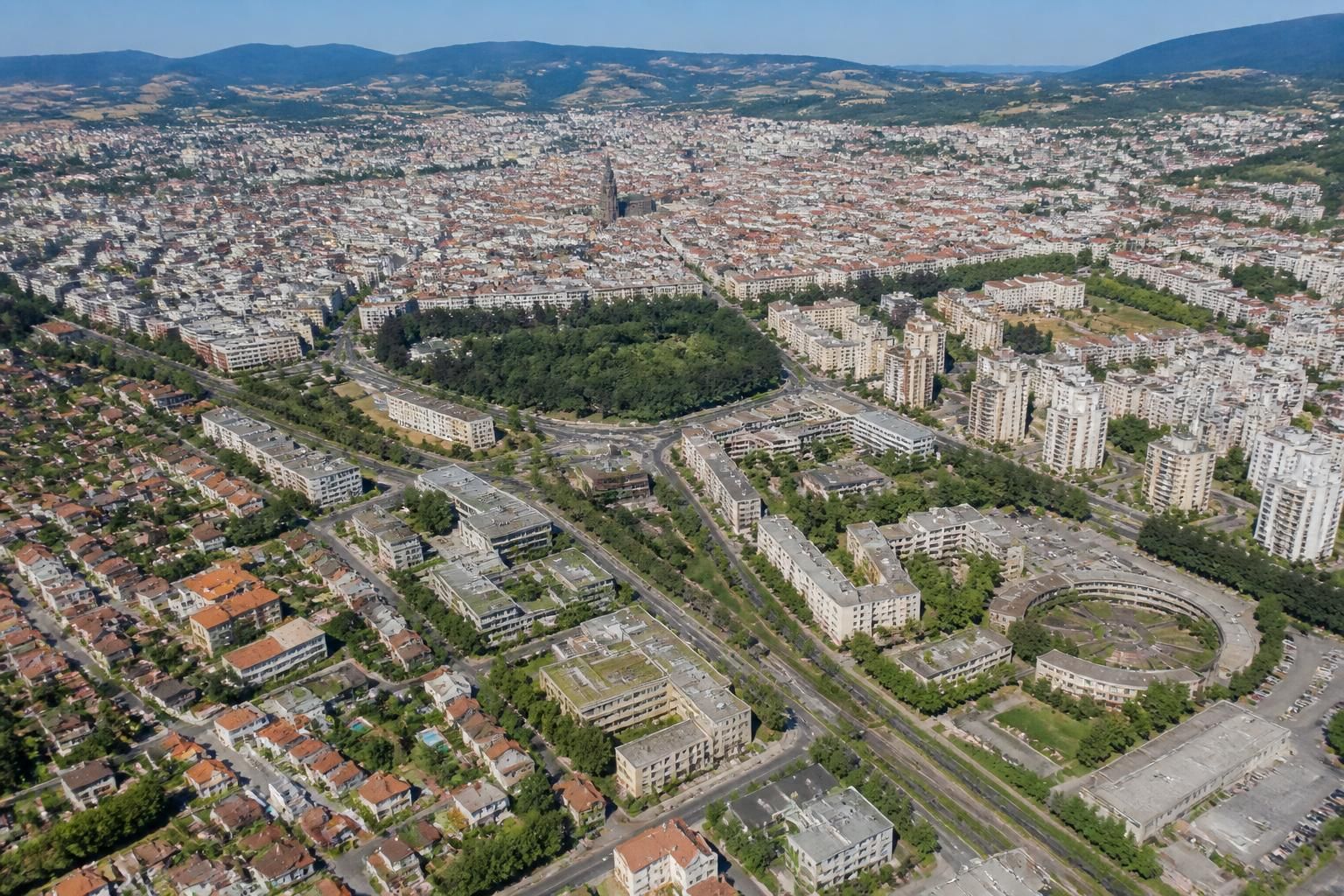 découvrez l'immobilier à clermont-ferrand avec une présentation détaillée des quartiers, leurs avantages et inconvénients pour vous aider à faire le meilleur choix.