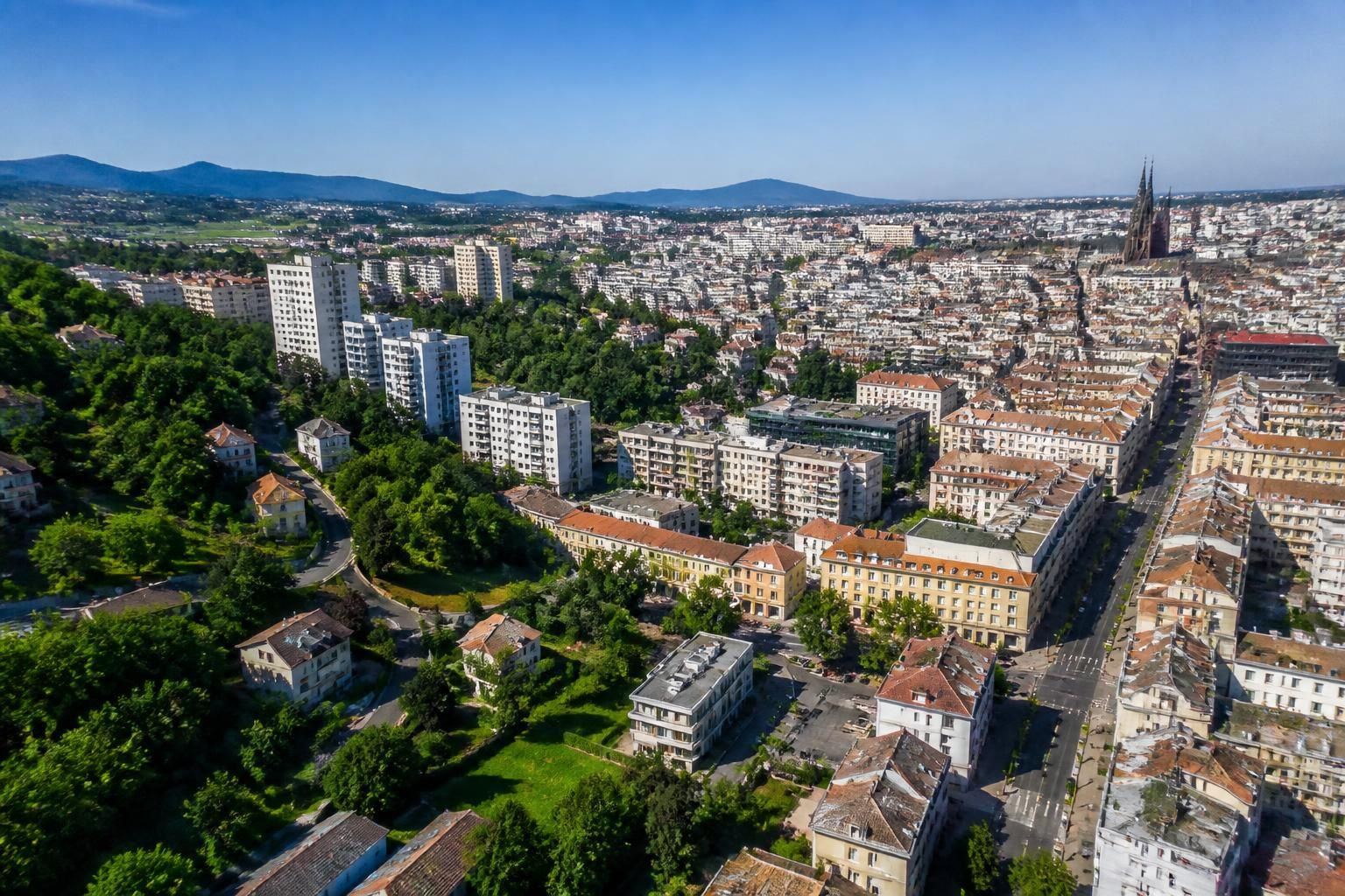 découvrez l'immobilier à clermont-ferrand avec une présentation détaillée des quartiers, leurs avantages et inconvénients pour vous aider à faire le meilleur choix.
